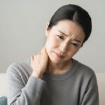 首の「頚椎症」「ヘルニア」その違いと50代で急増する訳